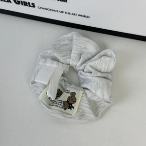 Elastico per capelli in maglia grigia con etichetta orsetto e ricamo Friendship