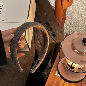 Serre-tête fait main en laine gris foncé pour femme au style vintage d'hiver
