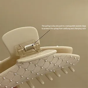 Pince à cheveux crème élégante avec motif matelassé et détails en perles nacrées