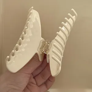 Pince à cheveux papillon blanc crème avec ressort doré et finition acétate lisse