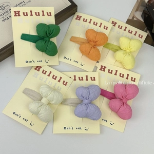 Fermagli per capelli a fiocco color pastello in sei colori su cartoncino del marchio