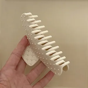Pince à cheveux élégante en acétate blanc crème avec motif matelassé et perles décoratives