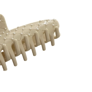 Pince à cheveux crème en acétate avec motif matelassé et accents de perles blanches