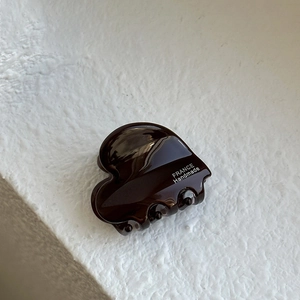 Gros plan d'une pince à cheveux cœur en acétate marron avec lettrage France Handmade