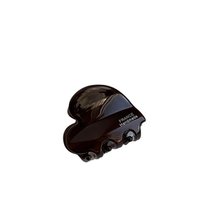 Pince à cheveux cœur en acétate avec motif écaille de tortue sombre style lavis d'encre