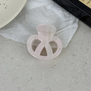Eleganter Haarklammer aus hellrosa Marmor-Acetat mit Brezel-Design und Silberpunkten