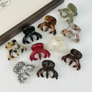 Lot de pinces à cheveux en acétate avec inscription dorée France Handmade sur fond blanc