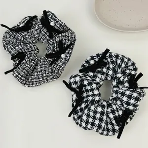 Chouchou en Tweed Pied-de-poule Rétro Français avec Nœud en Velours et Fausse Künstliche Perle Anneau de Cheveux Noir Blanc pour Femme