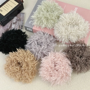 Lot de chouchous en peluche aux tons crème avec texture douce en peau de mouton