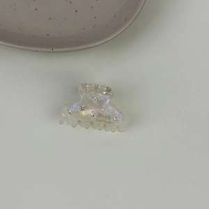 Dettaglio del fermaglio per capelli in acetato con strass e marchio fatto a mano