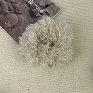 Chouchou en fausse fourrure beige, accessoire de cheveux doux et duveteux couleur crème