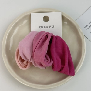 Set of 4 high-elasticity velvet hair scrunchies in gradient pink tones on card