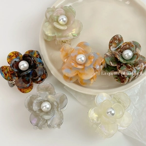 Pinces à cheveux fleurs en acétate avec perles aux motifs marbrés et écaille de tortue