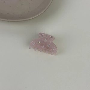 Dettaglio della pinza per capelli in acetato con strass e testo France Handmade