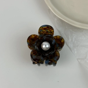 Pince à cheveux fleur en écaille de tortue élégante avec perle centrale pour femme
