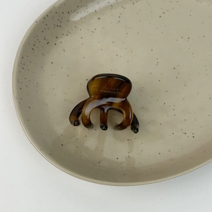 Détail de la pince à cheveux en acétate écaille de tortue avec gravure dorée