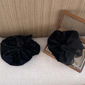 Chouchou en velours noir vintage français et grande pince à nœud avec paillettes
