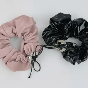 Lot de chouchous en simili cuir rose mat et noir brillant avec bouton en métal argenté