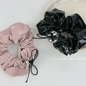 Chouchous en cuir PU noir brillant et rose mat avec boucle métallique et nœud élégant