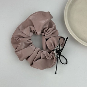 Chouchou minimaliste en similicuir avec nœud et anneau argenté rose poudré