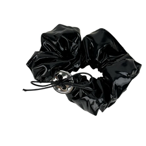 Chouchou en cuir PU noir brillant avec un bouton en métal argenté pour femmes