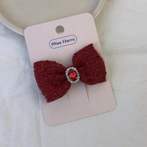 Festliche rote Tweed-Schleifen-Haarspange mit Strasssteinen auf rosa Displaykarte