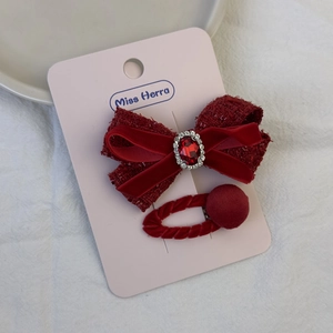 Festliche rote Haarspange mit Strass-Schleife und Samt-Haargummi auf Displaykarte