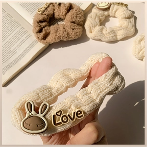 Scrunchies di peluche marrone e crema con motivi a coniglio per acconciature autunnali