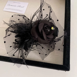 Pinza per capelli vintage francese con camelia nera, rete a pois e piume eleganti