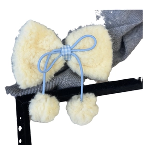 Pince à cheveux nceud en peluche crème avec détails à carreaux et pompons doux