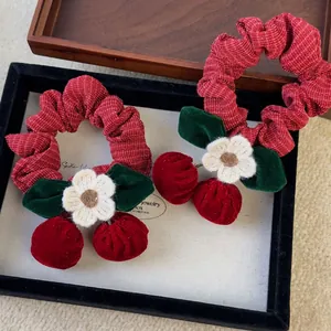 Set de dos coleteros de cereza en terciopelo rojo con flores de ganchillo y hojas de terciopelo