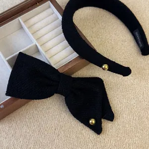 Set cerchietto e fiocco in tweed nero con perle dorate ed etichetta artigianale