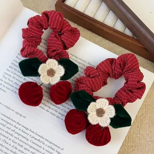 Set de coleteros románticos con cereza de terciopelo granate y flores blancas de ganchillo