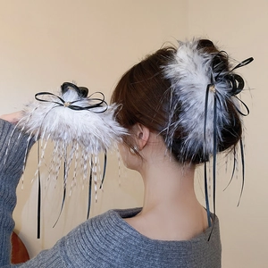 Pince à Cheveux Élégante en Plumes Avec Nœud en Ruban Noir et Long Gland en Strass Cœur pour Coiffure Femme