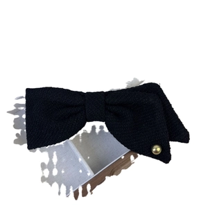 Elegante fermaglio per capelli a fiocco nero testurizzato con dettaglio in oro