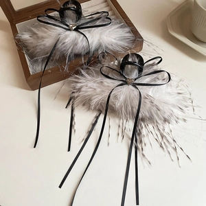 Pinces à cheveux élégantes avec plumes, nœuds en soie et breloques cœur, vue à 45 degrés