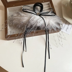 Pince à cheveux en peluche avec nœud en ruban noir et strass en forme de cœur