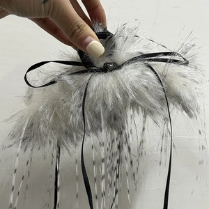 Détail de la pince à cheveux gothique avec fausse fourrure grise et nœud en ruban noir