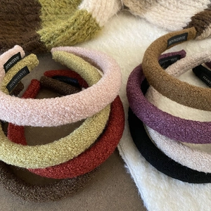 Détail de serre-têtes en laine mélangée avec étiquette fait main en plusieurs couleurs