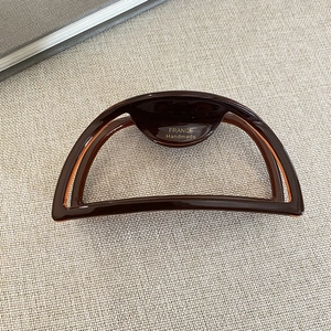 Detailed macro view of the semi-circular hair claw with gold France Handmade logo