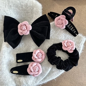 Set d'accessoires cheveux avec camélia rose et velours noir incluant nœud et chouchou