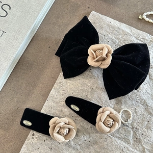Barrettes à cheveux en velours français avec nœud noir et détails de camélia