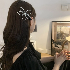 Barrette à cheveux élégante en perles avec un design minimaliste pour coiffure femme