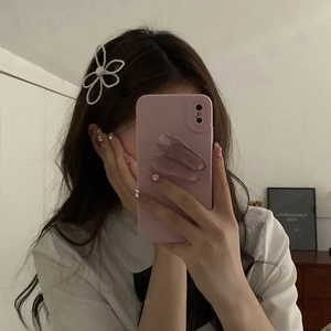 Coque de téléphone rose avec chaussons de danse et pince à cheveux fleur de perle