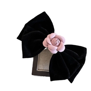 Barrette nœud en velours noir élégant avec une fleur de camélia rose pour un style féminin