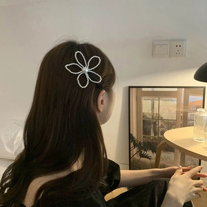 Elegant white pearl flower hair clip for women, handmade floral bridal headpiece