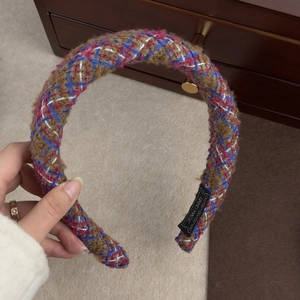 Vue détaillée du serre-tête en tweed multicolore montrant la texture tissée