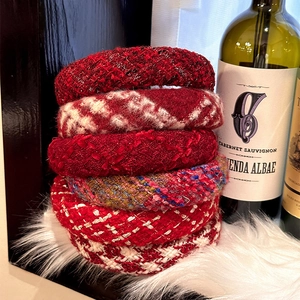 Gros plan de bandeaux assortis en tweed rouge avec texture tissée sur surface douce