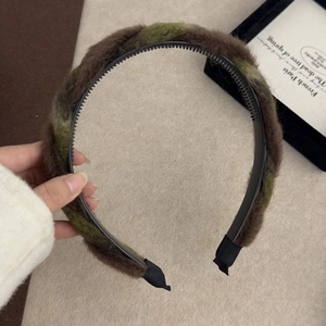 Détail d'un serre-tête en peluche camouflage avec anneau intérieur antidérapant denté