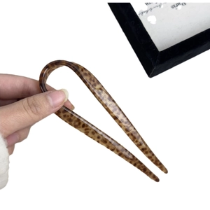 Épingle à cheveux en acétate en U avec motif écaille de tortue et lettrage doré chic